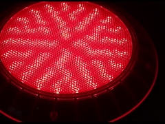 Lumière de piscine montée sur le mur